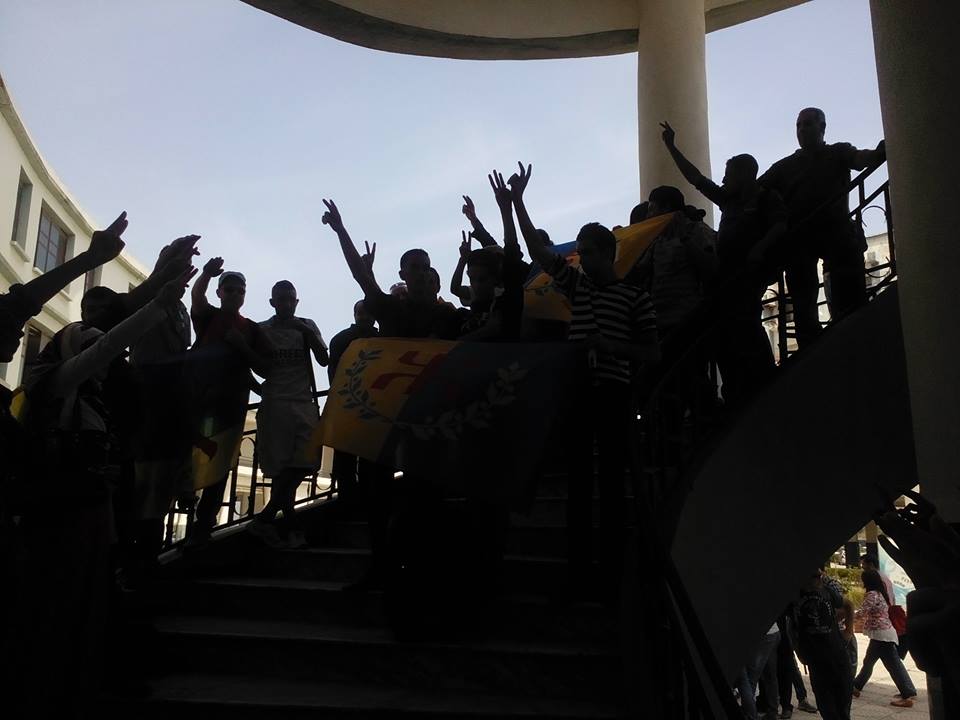 Violation des franchises universitaires à Vgayet: Malgré la répression, les étudiants ont hissé le drapeau national kabyle au campus d'Aboudaw