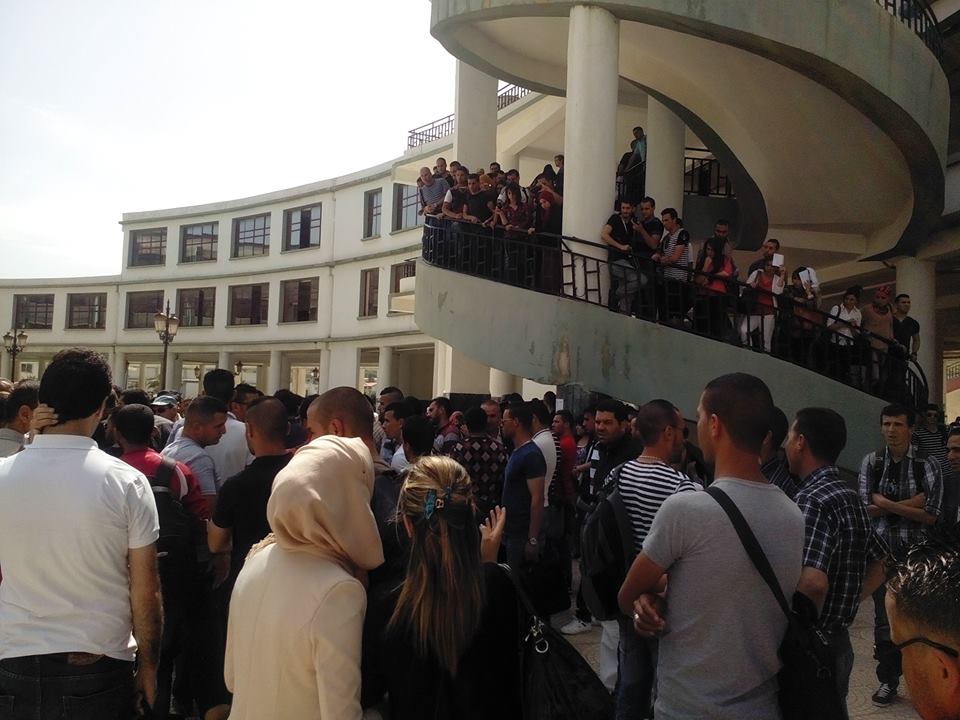 Violation des franchises universitaires à Vgayet: Malgré la répression, les étudiants ont hissé le drapeau national kabyle au campus d'Aboudaw