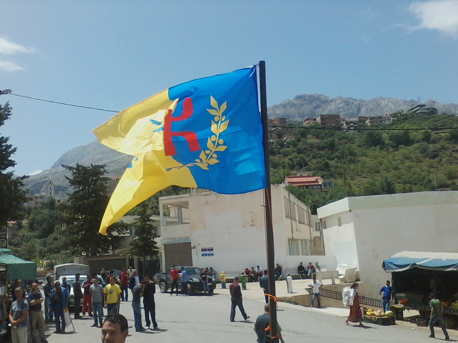 Meeting et lever du drapeau national  kabyle à At Vuwaddu: un Autre succès pour le MAK