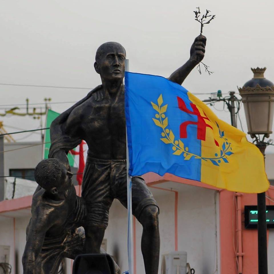 Lever du drapeau kabyle à Akbou : La population au Rendez-vous avec la journée de la Nation Kabyle