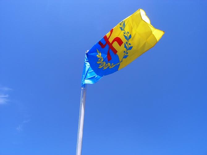 La Kabylie a honoré son martyr « Ameziane Mehenni » : Lever du drapeau kabyle à Maraghna, Tizit et Tizi Bbuccen, marche réprimée à Iɛeẓẓugen