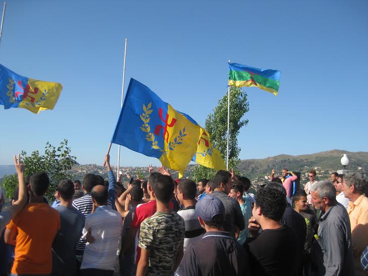 La Kabylie a honoré son martyr « Ameziane Mehenni » : Lever du drapeau kabyle à Maraghna, Tizit et Tizi Bbuccen, marche réprimée à Iɛeẓẓugen