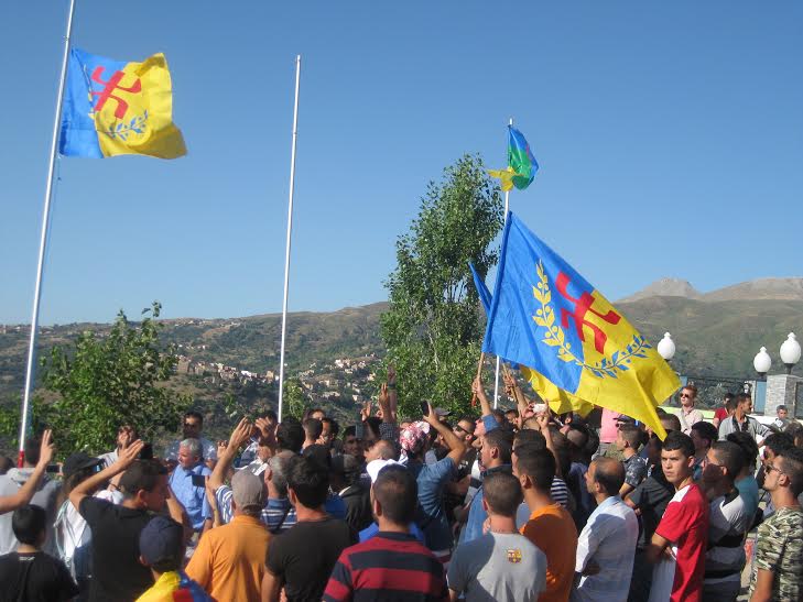 La Kabylie a honoré son martyr « Ameziane Mehenni » : Lever du drapeau kabyle à Maraghna, Tizit et Tizi Bbuccen, marche réprimée à Iɛeẓẓugen