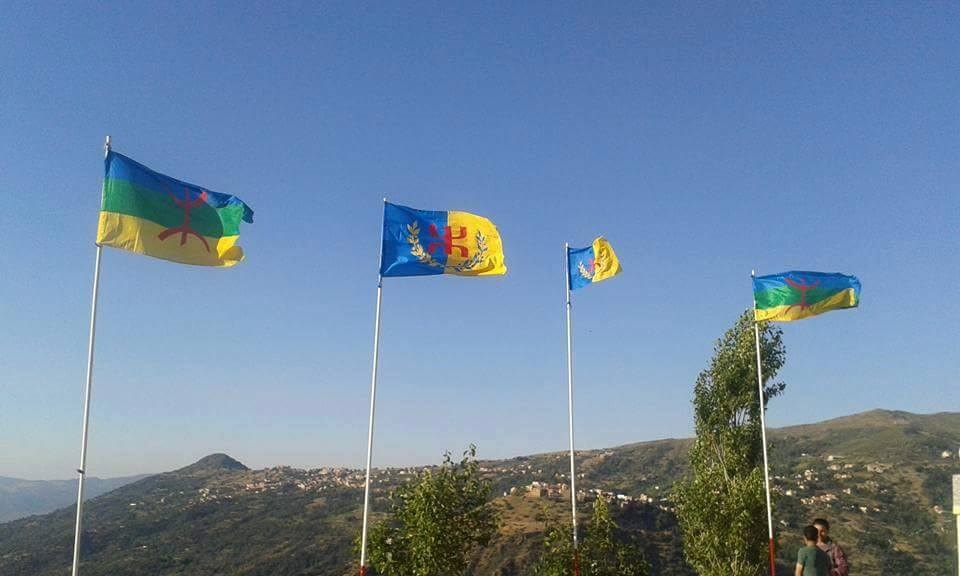 A Tizit, le 19 juin 2015, le drapeau kabyle a été hissé aux côté du drapeau fédéral amazigh, en hommage à Amziane Mehenni assassiné à Paris par les barbouzes algériens (PH/DR)