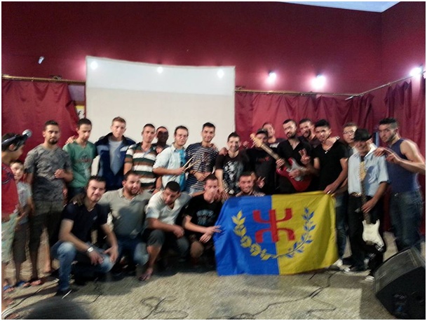 At Weɣlis : Anay aqvayli refden-tt imawlan-is s tayri d yisseɣ.