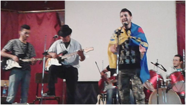 At Weɣlis : Anay aqvayli refden-tt imawlan-is s tayri d yisseɣ.