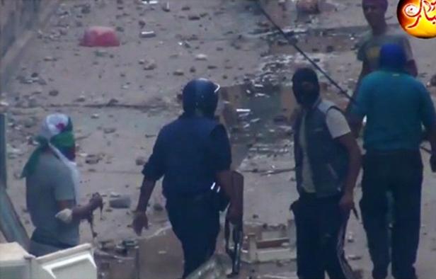 Policiers algériens et émeutiers chaambas côte à côte (PH/DR)