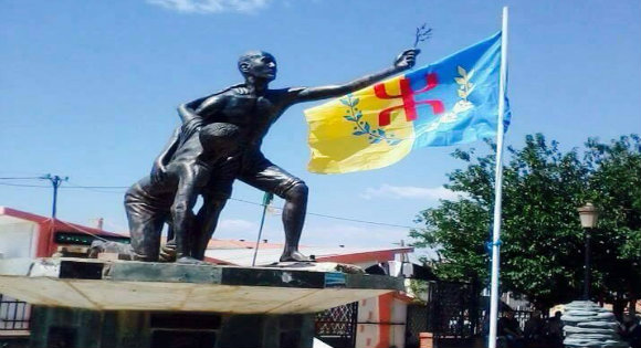 Aqvu : Saccage de la stèle des martyrs du printemps noir et du drapeau kabyle. La coordination MAK d’Aqvu réagit