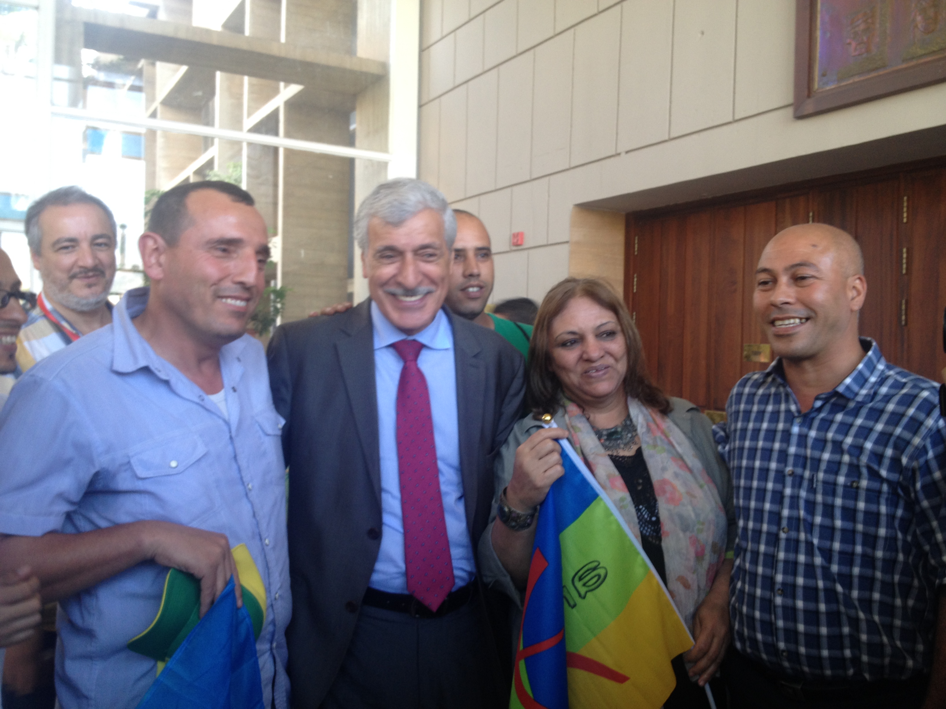 Ferhat Mehenni à Agadir à la 7è session du Congrès Mondial Amazigh en compagnie de deux membres de la direction du MAK, Farid Djennadi, secrétaire général du MAK et Hocine Azem, secrétaire national aux relations internationales et une militantes amazighe du Maroc