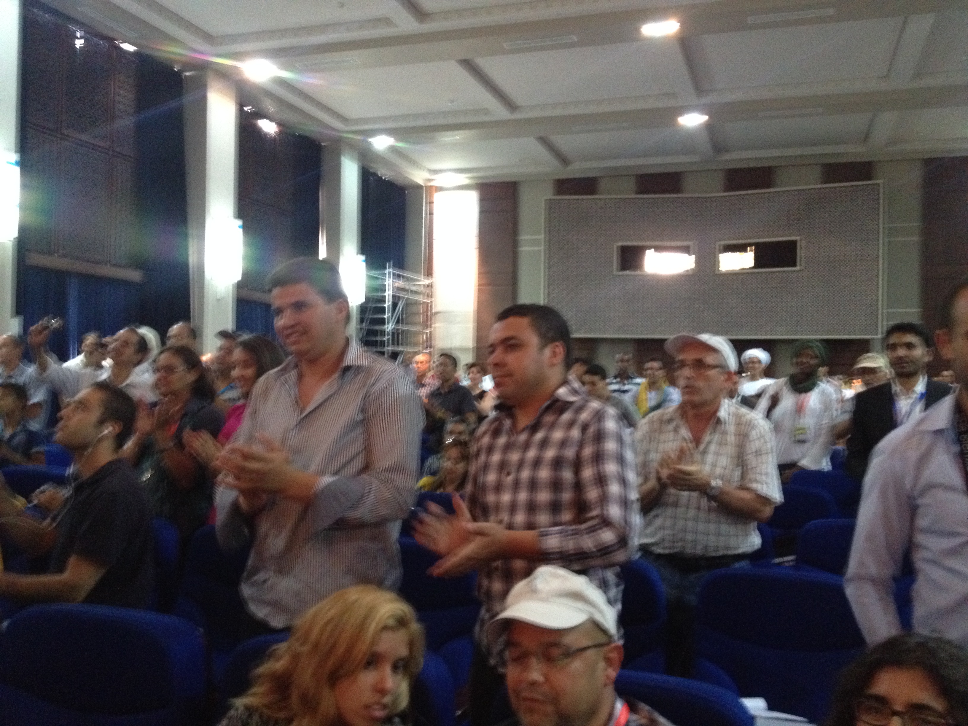 Les participants au 7è Congrès mondial amazigh se lèvent pour applaudire le président de l'Anavad Ferhat Mehenni