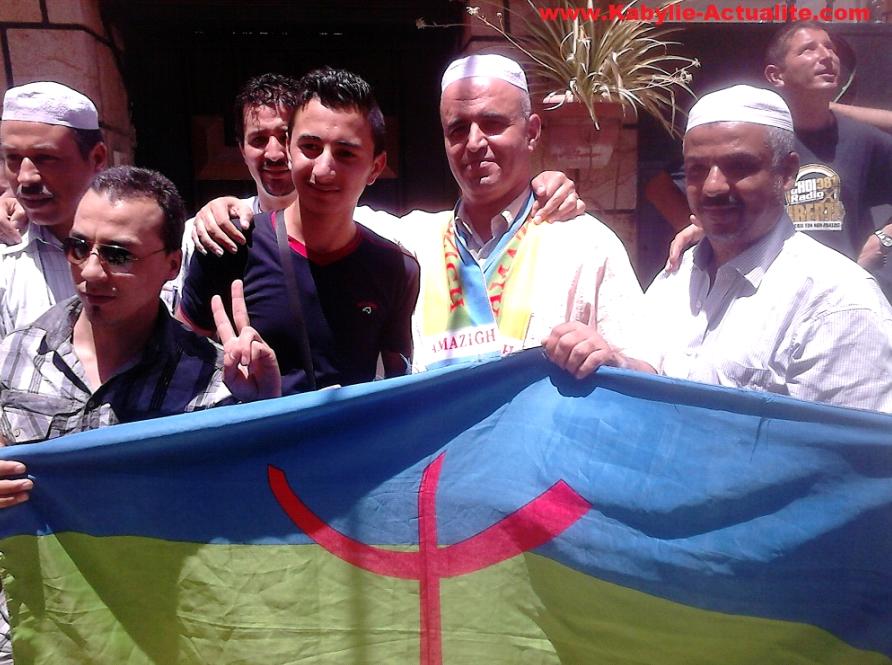 De droite à gauche, les trois activistes Mozabites : Qassem Soufghalem, Kameleddine Fekhar et Khodir Sekouti en Kabylie avec des jeunes militanst kabyles ( PH/Kabylie.Actualité)
