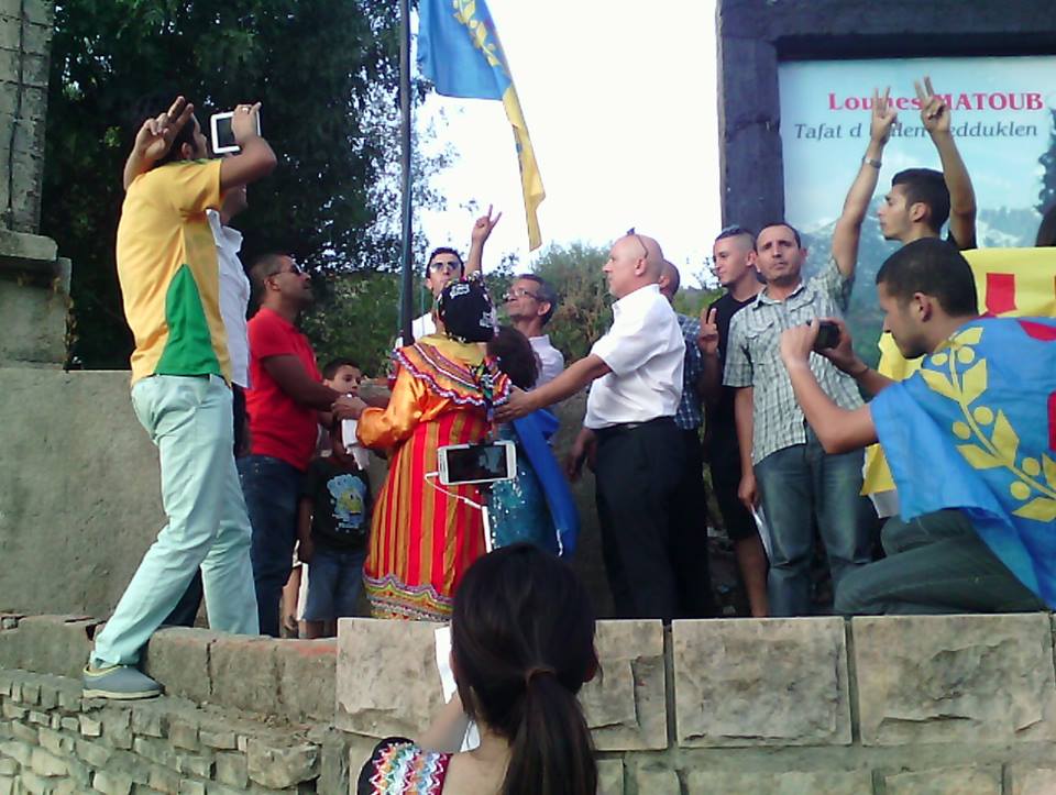 Lever du drapeau national kabyle à Ait Issad: Un événement historique