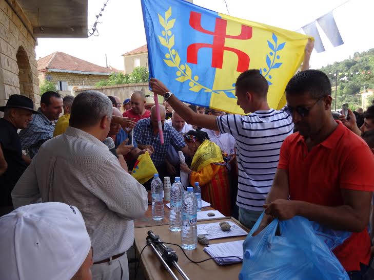 Lever du drapeau national kabyle à Ait Issad: Un événement historique
