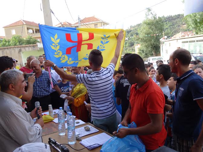 Lever du drapeau national kabyle à Ait Issad: Un événement historique