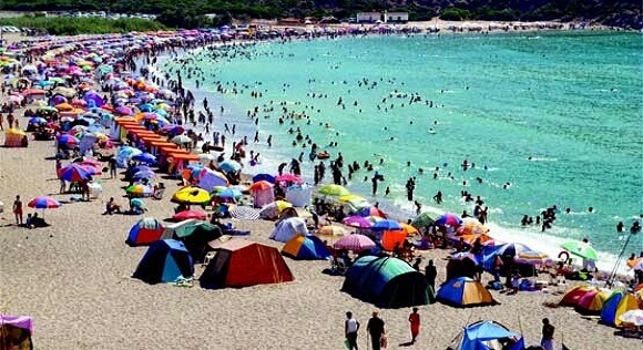 Des centaines d’estivants repoussés de Jijel se refugient à Bgayet