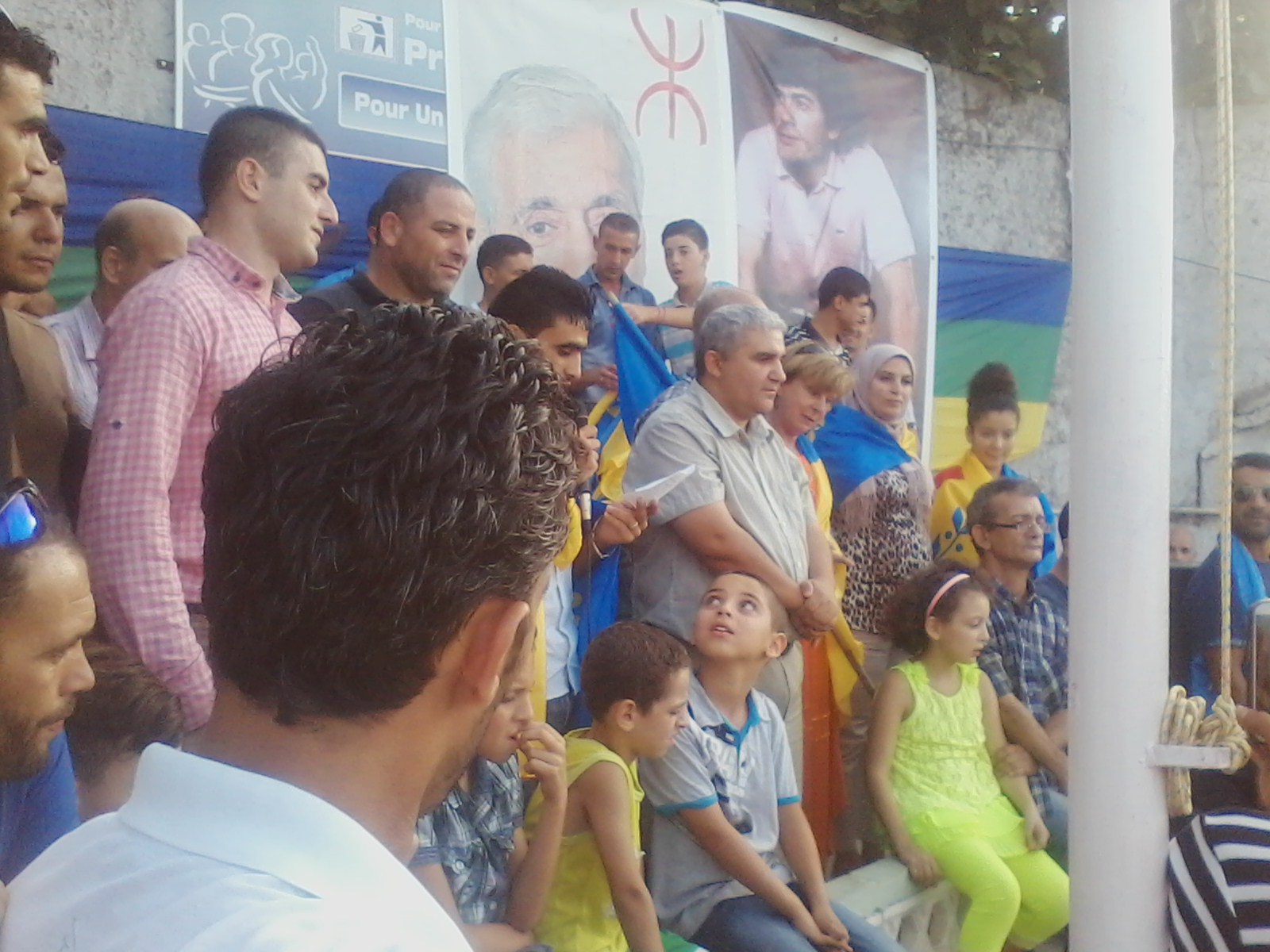 At Zellal sous Laɛnaya du drapeau kabyle