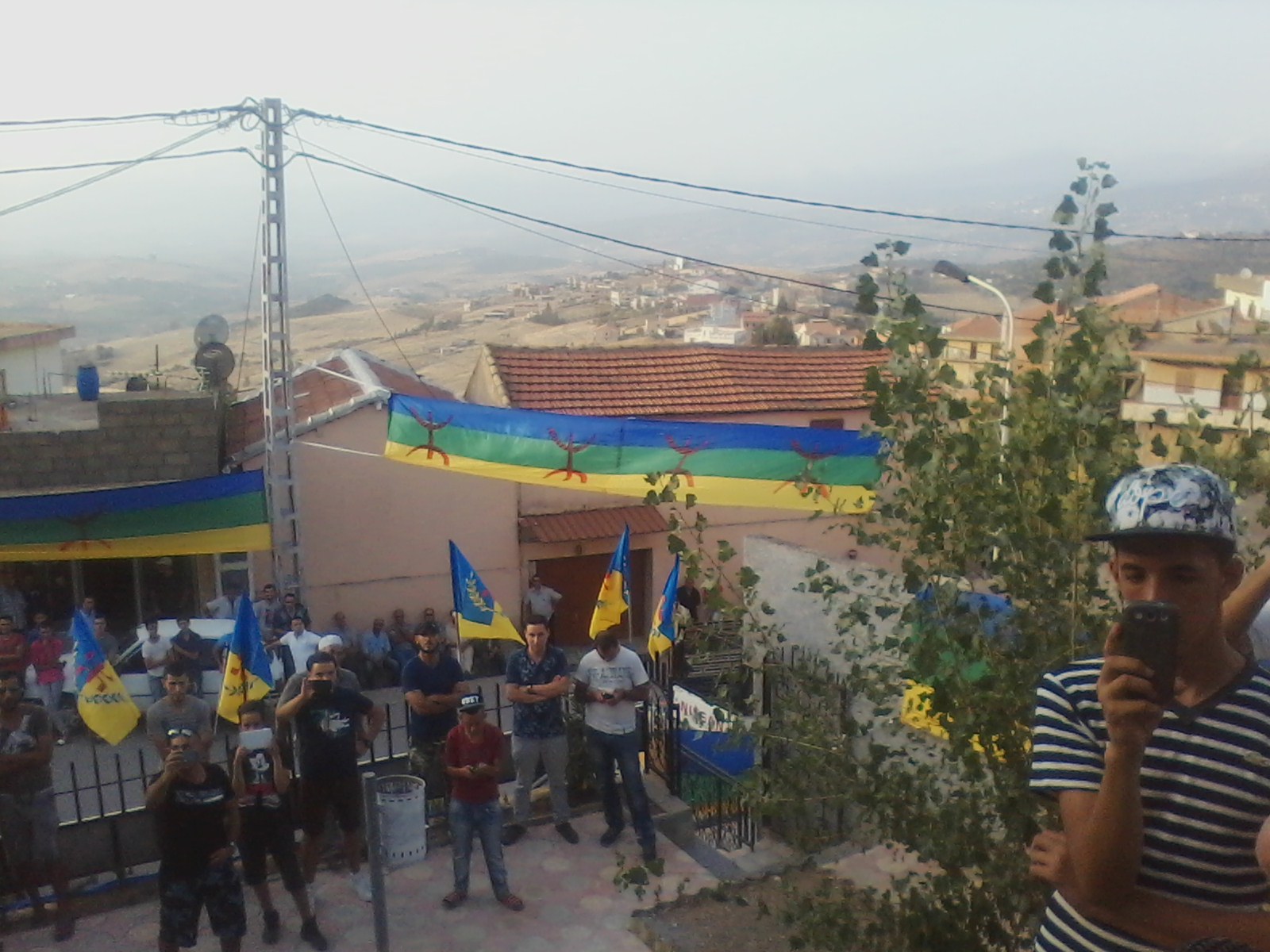 At Zellal sous Laɛnaya du drapeau kabyle