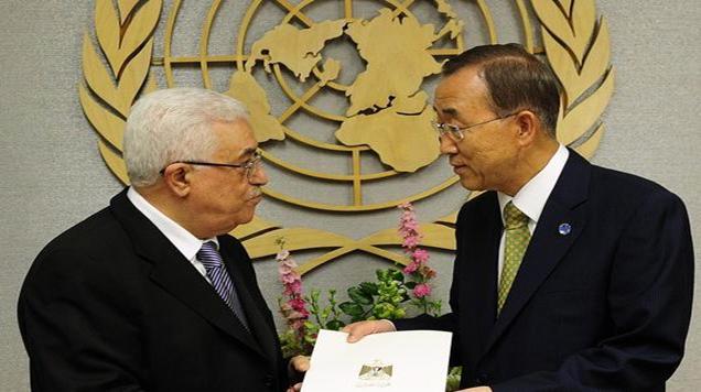 A New York, vendredi 23 novembre 2012, le secrétaire général des Nations unies, Ban Ki-moon, recevait la demande officielle du chef de l'Autorité palestinienne, Mahmoud Abbas, d'accorder à son pays le statut d'observateur (PH/Le Monde)