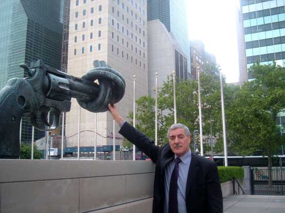 Ferhat Mehenni en mai 2009, devant la sculpture "Non-Violence" de Carl Fredrik Reuterswärd, au siège des Nations Unies à New York (PH/MAK)