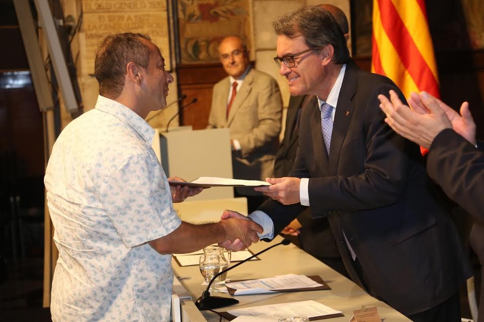 Le bijoutier kabyle recevant son diplôme de maestro des mains du président catalan, Artur Mas, en juillet 2014 (PH/DR)