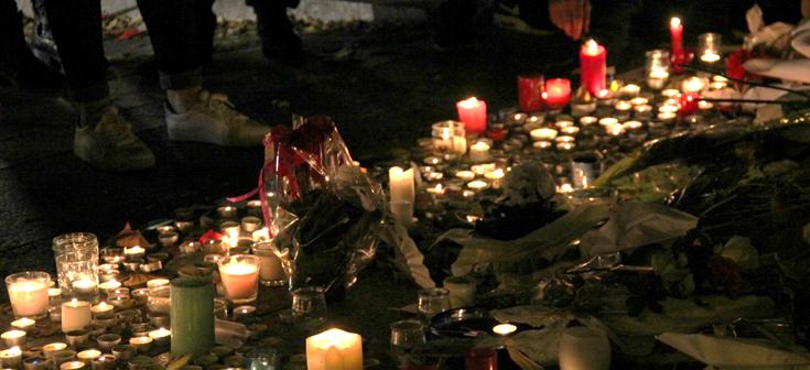 Bougies allumées à l’angle du boulevard Richard-Lenoir et de la rue Oberkampf, à Paris, en hommage aux victimes des attentats du 13 novembre | Slate/Aude Lorriaux