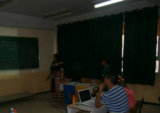 Tafrara At Wejquq et Saliha At Ɛemran présentant leur soutenance (PH.DR)