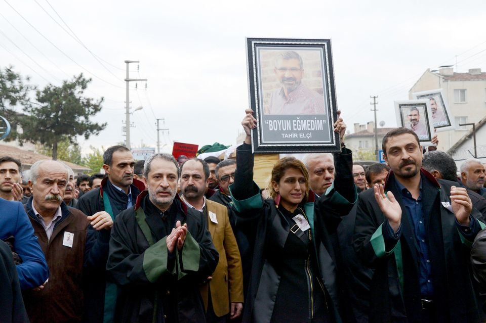 Des avocats brandissent le portrait de Tahir Elçi lors de son enterrement à Diyarbakir, le 29 novembre (Photo/AFP)