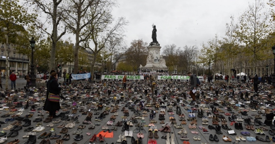 Le 29 novembre dernier, des militants pour le climat avait déposé des chaussures place de la République, après l'annulation de leur marche, à la suite des attentats de Paris. (Photo/AFP)