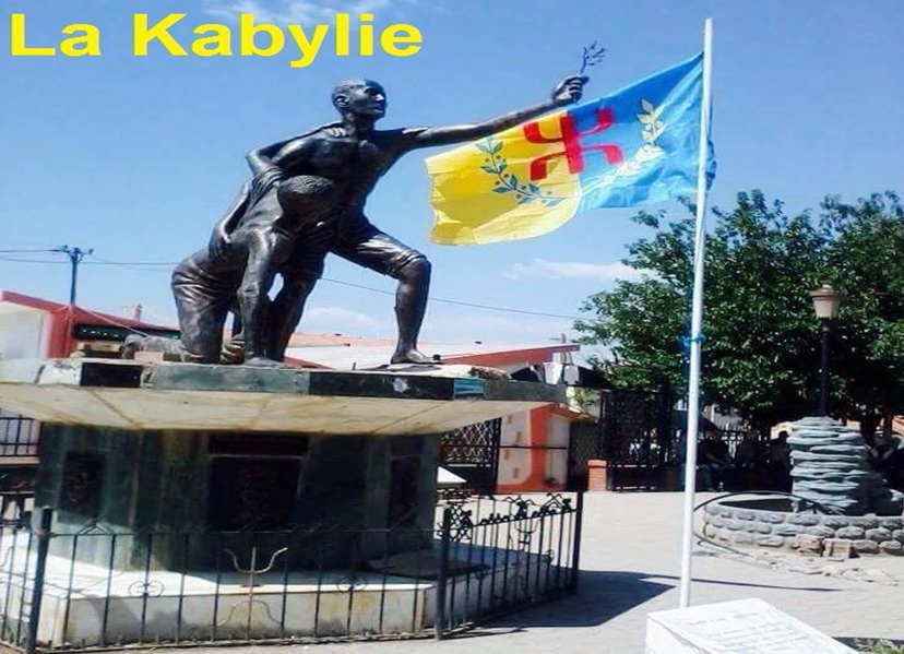 Drapeau kabyle flottant sur la place des martyrs kabyles du Printemps Noir de 2001 qui a fait près de 130 morts et des milliers de blessés handicapés à vie (PH/DR)