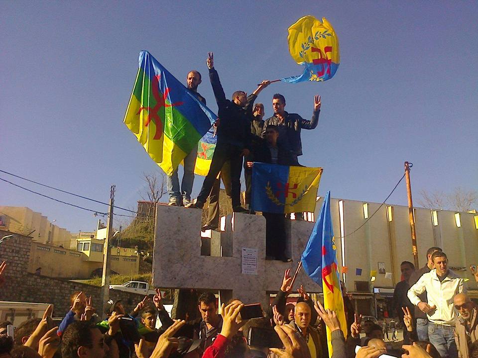 At-IRATEN / Meeting du MAK, marche et lever du drapeau national kabyle (VIDEO)