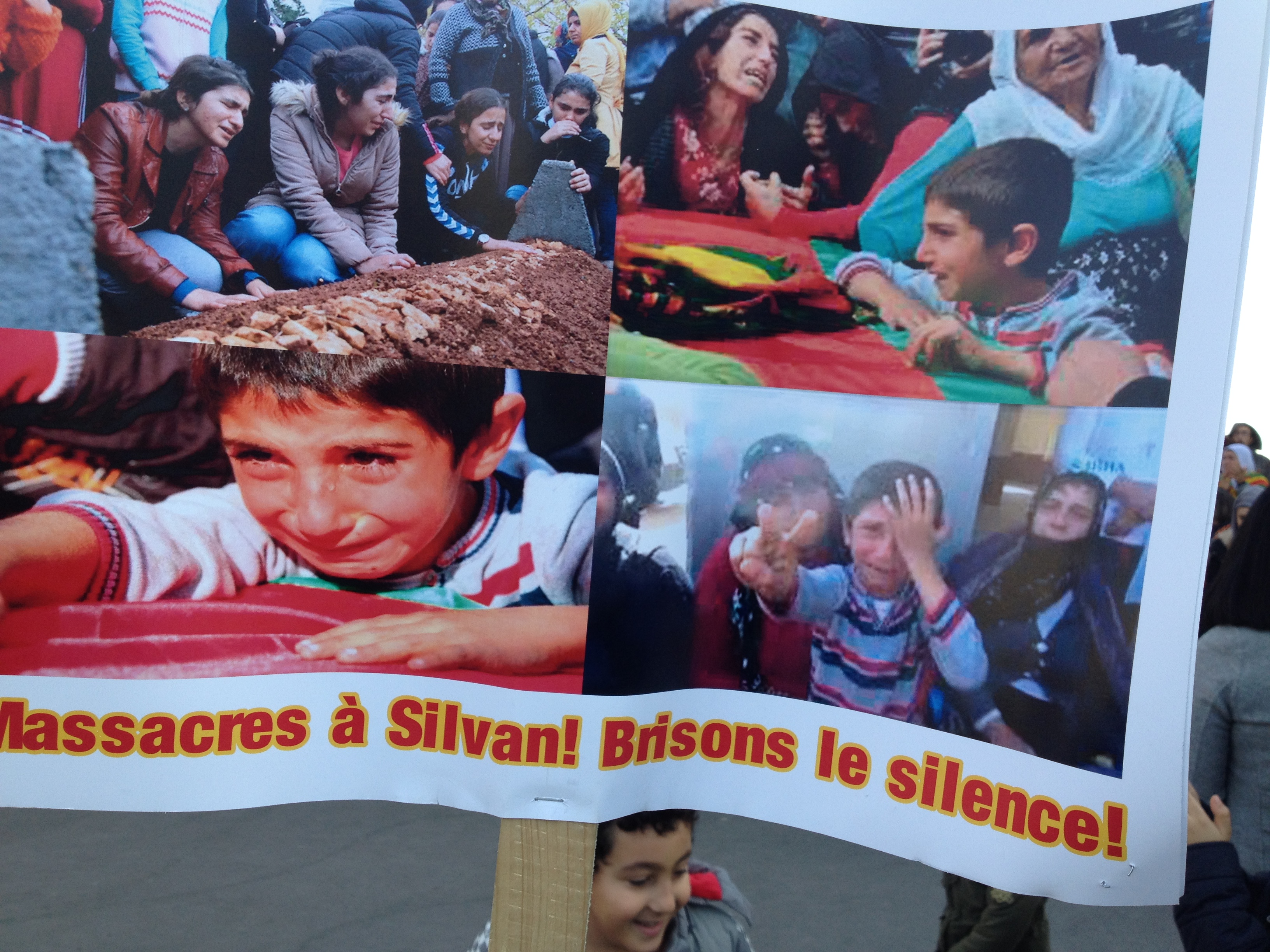 Pancarte portée par un enfant kurde au rassemblement du Trocadéro, ce samedi 26 décembre. Une image qui illustre toute la grandeur du calife "Erdogan le magnifique" (Photo SIWEL)