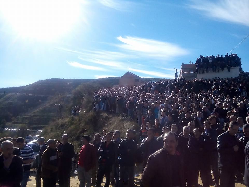 Hocine Ait-Ahmed : Des funérailles populaires malgré la récupération de la "police politique" algérienne