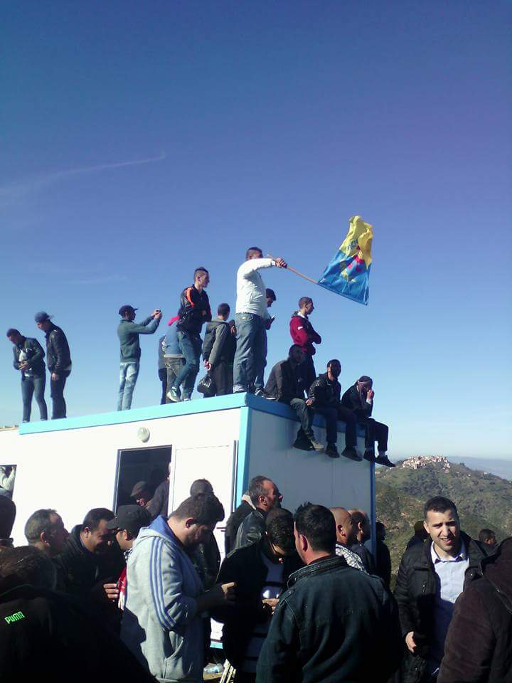 Hocine Ait-Ahmed : Des funérailles populaires malgré la récupération de la "police politique" algérienne