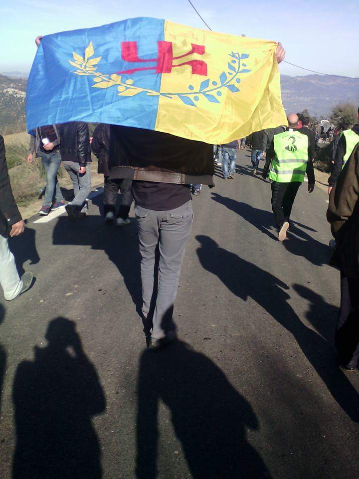 Hocine Ait-Ahmed : Des funérailles populaires malgré la récupération de la "police politique" algérienne