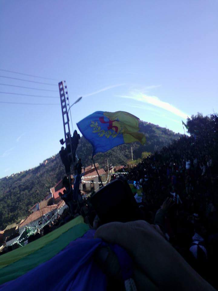 Hocine Ait-Ahmed : Des funérailles populaires malgré la récupération de la "police politique" algérienne