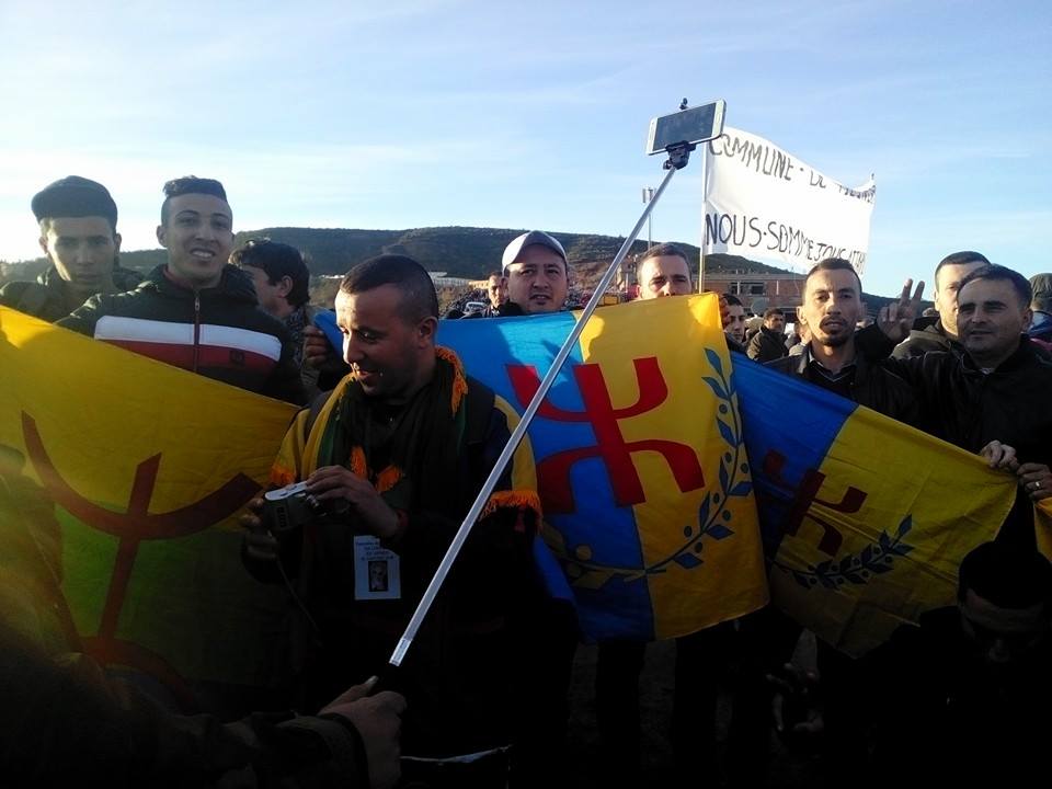 Hocine Ait-Ahmed : Des funérailles populaires malgré la récupération de la "police politique" algérienne