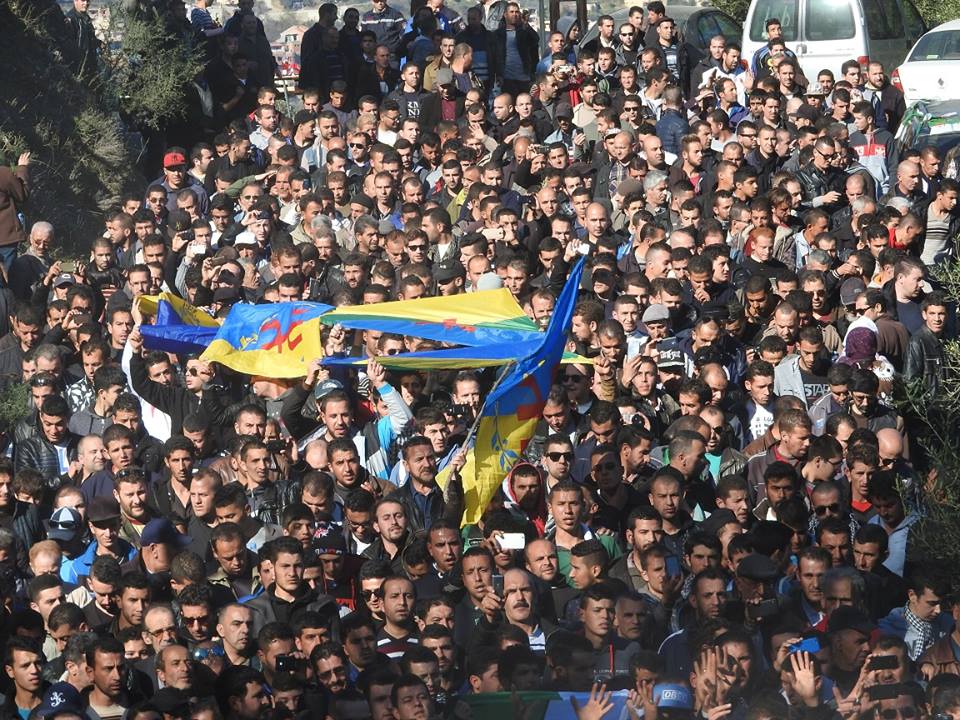 Hocine Ait-Ahmed : Des funérailles populaires malgré la récupération de la "police politique" algérienne