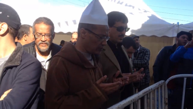 L'islamo-terroriste Ali Belhadj psalmodiant sur la tête du défunt Hocine Ait Ahmed (PH/DR)