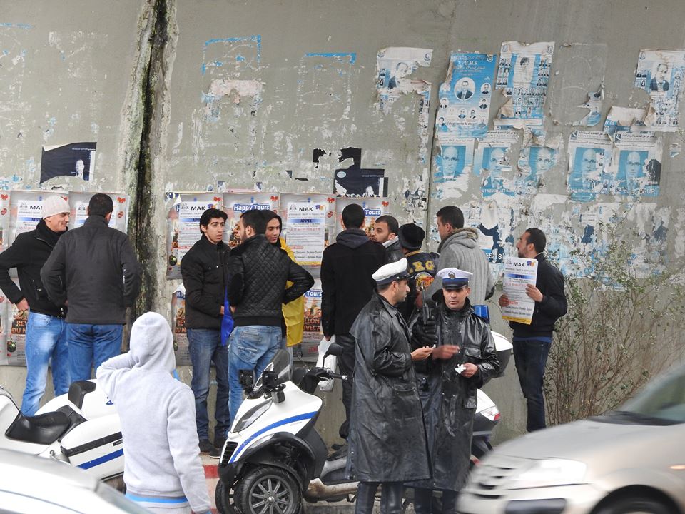 Marche de Yennayer 2966 : Campagne d'affichage du Conseil universitaire de Tizi Wezzu dans la ville des Genêts