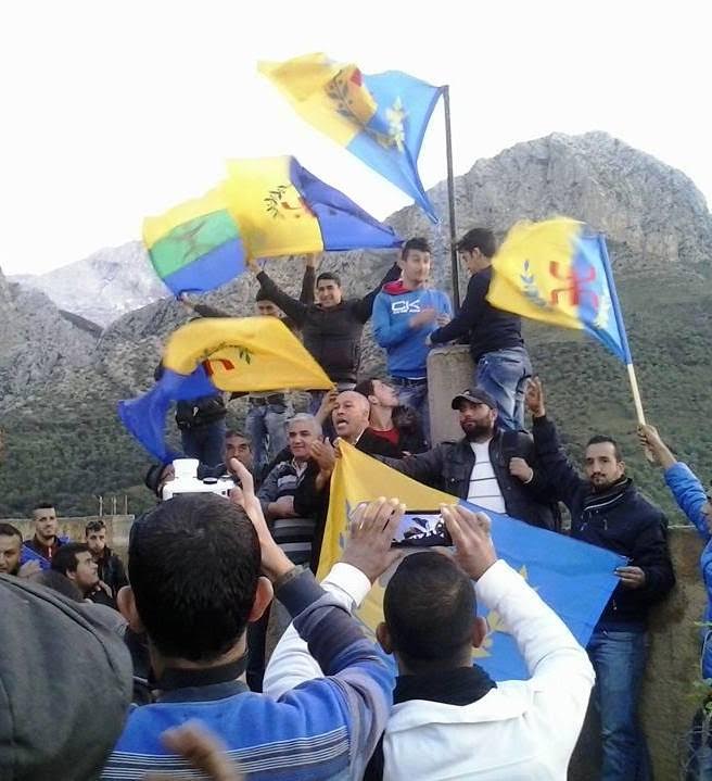 Meeting du MAK suivi du lever du drapeau national Kabyle  à Agwni Ggeghran (vidéo)