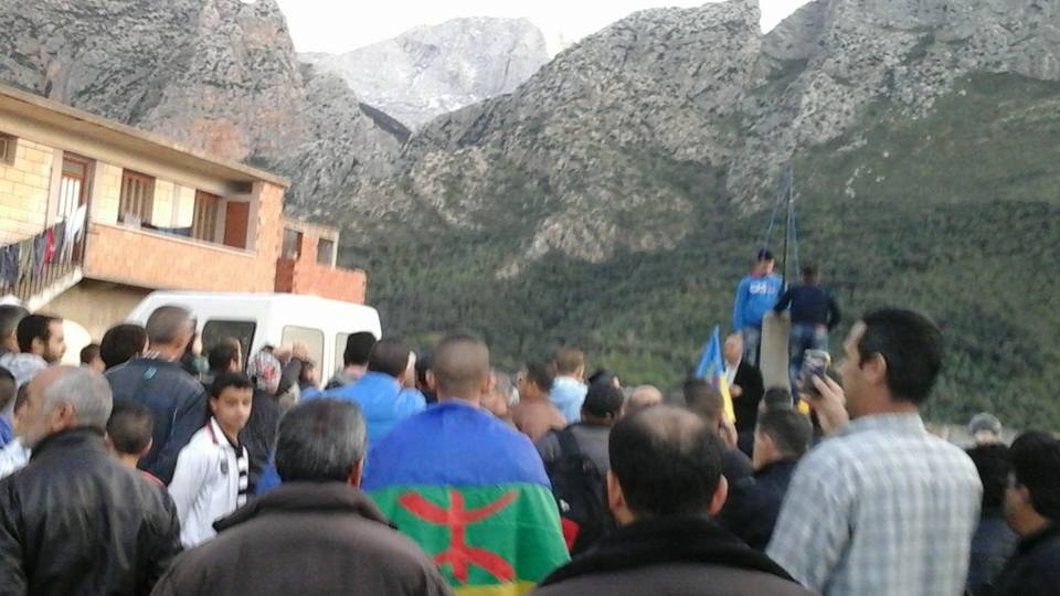 Meeting du MAK suivi du lever du drapeau national Kabyle  à Agwni Ggeghran (vidéo)