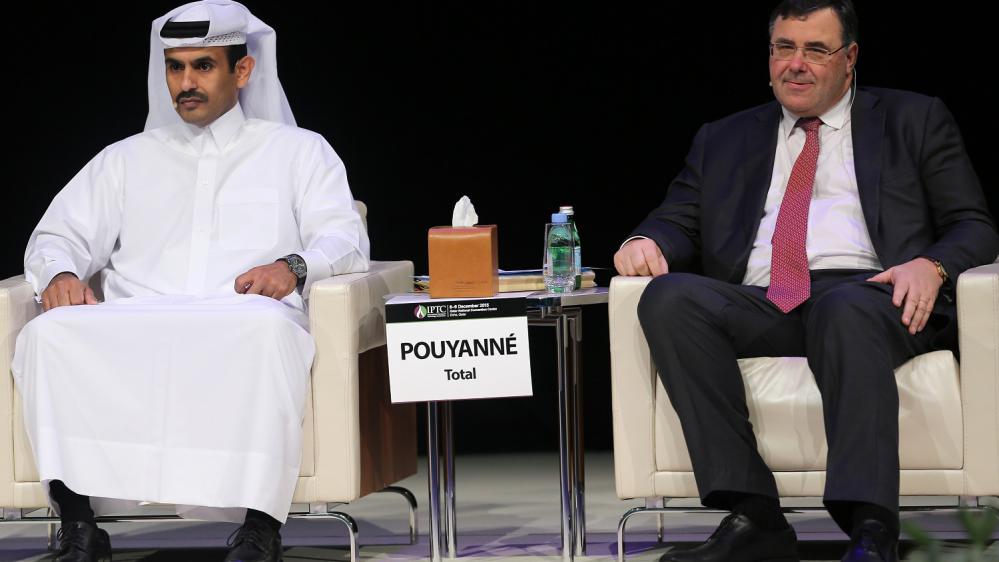 Les présidents de Qatar Petroleum, Saad Sherida al-Kaabi (à gauche), et de la firme française pétrolière Total, Patrick Pouyanné, pendant la 9e conférence sur la technologie pétrolière dans la capitale du Qatar, Doha, le 7 décembre 2015 (PH/AFP)