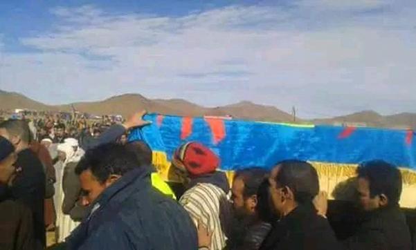 Le cercueil de Omar Khalik recouvert du drapeau amazigh (PH/Amadalpresse.com)