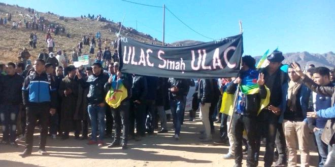 Sur cette banderole, on peur lire « ULAC Smah ULAC », le slogan phare du Printemps Noir de 2001 en Kabylie qui a vu près de 150 jeuens kabyles exécutés à balles explosives par la gendarmerie algérienne (PH/Amadalpresse)