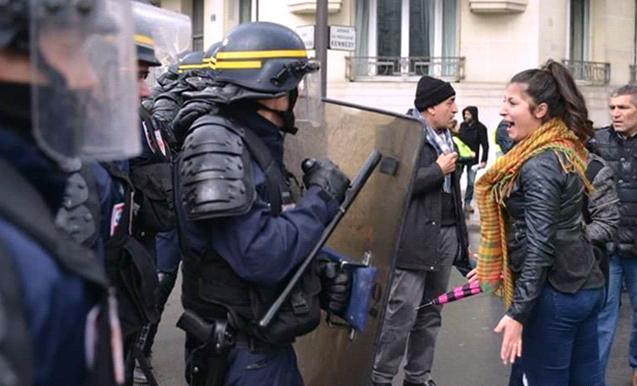 A Paris, "On nous a carrément installés devant la porte de l'ambassade de Turquie avec les menottes aux bras. " témoigne Berivan Firat du Conseil Démocratique kurde en France