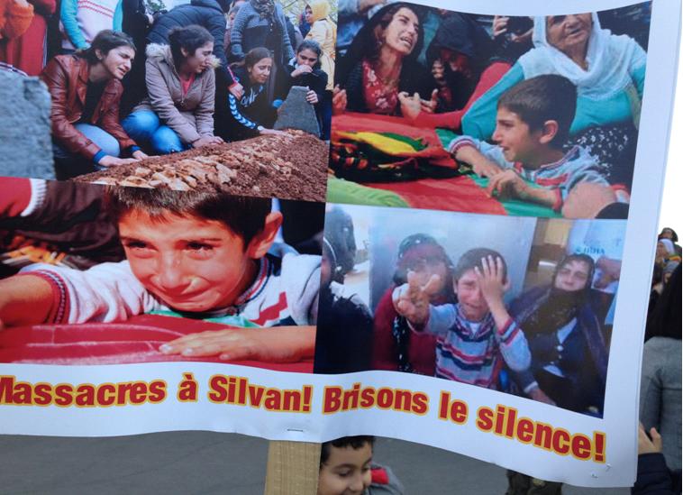 Pancarte portée par un enfant kurde lors d’un rassemblement organisé par le Conseil démocratique kurde en France au Trocadéro, le 26 décembre dernier (PH/SIWEL)