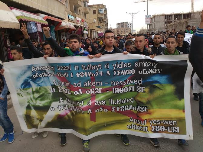 Tuvirett : Les étudiants de Tamazight marchent  pour défendre leur langue maternelle