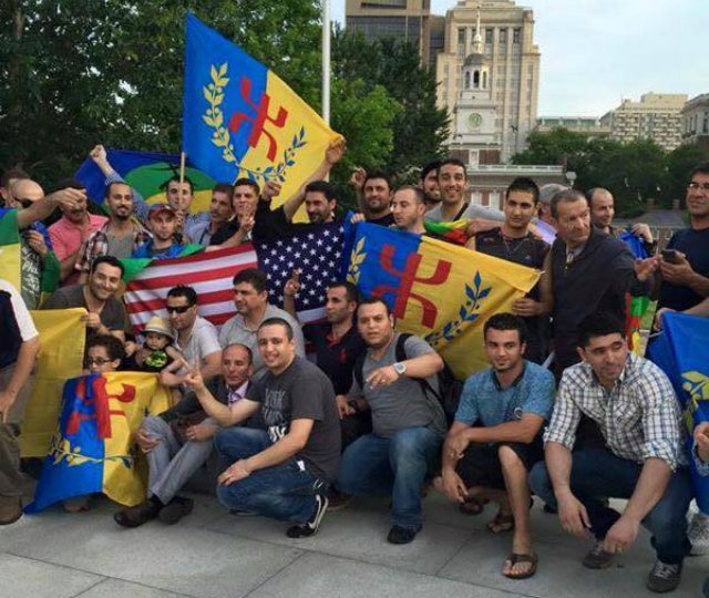 Lever du drapeau kabyle à Philadelphie par les membres de l'association TIWIZI-USA, le 29/05/2015 (PH/SIWEL)