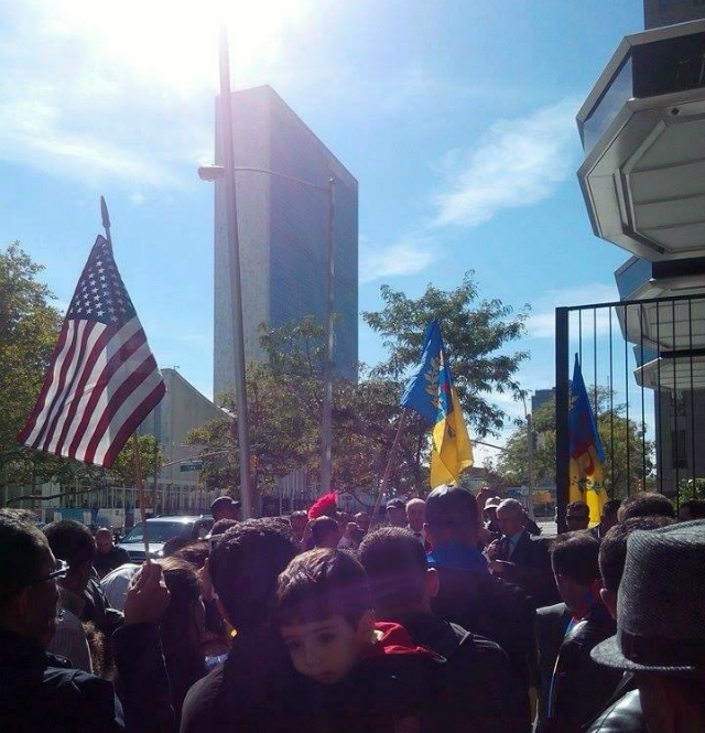 Lever du drapeau kabyle devant le siège de l'ONU, New York le 11/10/2015 (PH/SIWEL)