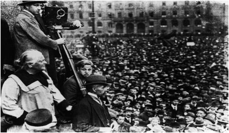 Clara Zetkin prenant la parole à une manifestation de masse du KPD, le 31 août 1921 au Lustgarten de Berlin (PH/DR)